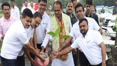 Photo of मुख्यमंत्री चौहान के साथ सामाजिक कार्यकर्ताओं तथा जनप्रतिनिधियों ने किया पौधरोपण