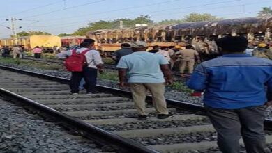 Photo of ट्रेन हादसा में स्वयंसेवक ने चार लोगों को बचाया, पत्नी-बहनोई को नहीं बचाने का दुख