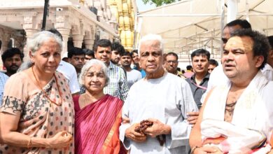 Photo of वित्त मंत्री सीतारमण ने परिजनों संग बाबा विश्वनाथ के दरबार में की पूजा-अर्चना