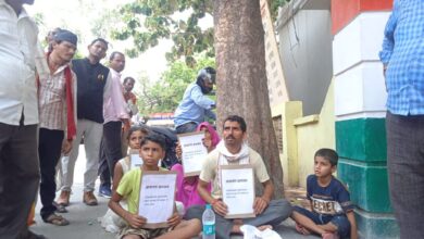 Photo of बच्चों संग कलेक्ट्रेट में आमरण अनशन पर बैठा पीड़ित परिवार