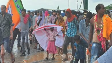 Photo of विजय शंखनाद रैली में बारिश से बचने लोगों ने लिया होर्डिंग्स का सहारा