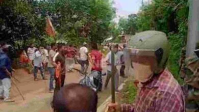 Photo of भाजपा और तिपरा मोथा कार्यकर्ताओं के बीच हिंसक झड़प, थाना प्रभारी सहित 12 लोग घायल; पुलिस ने किया लाठीचार्ज