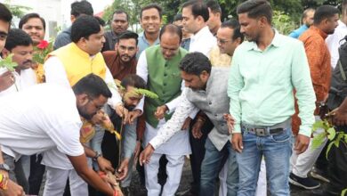 Photo of मुख्यमंत्री चौहान ने स्मार्ट उद्यान में लगाए बेलपत्र, पीपल और गुलमोहर के पौधे