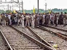 Photo of यात्रीगण कृपया ध्यान दें! किसानों का रेल रोको आंदोलन शुरू, 3 दिन रहेगा चक्का जाम