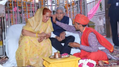 Photo of उपराष्ट्रपति धनखड़ ने पत्नी के साथ सुरसुरा के वीर तेजा मंदिर में पूजा-अर्चना की