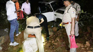 Photo of नैनीताल से वापस लौट रहे दिल्ली के सैलानियों की कार पलटी, 3 घायल