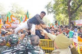 Photo of भाजपा समर्थकों ने मुख्यमंत्री अरविंद केजरीवाल के इस्तीफे की मांग की…