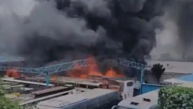 Photo of बसों के कारखाने में लगी भीषण आग 10 बसें जलकर हुईं खाक