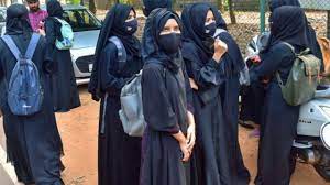 Photo of कर्नाटक: सरकार ने छात्रों को दी सरकारी परीक्षाओं में हिजाब पहनने की अनुमति