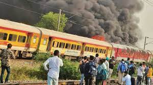 Photo of पातालकोट एक्सप्रेस ट्रेन में लगी आग….