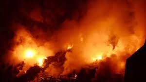 Photo of महाराष्ट्र के लातूर जिले में चार मंजिला इमारत में लगी आग…