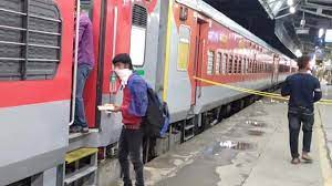 Photo of भारतीय रेलवे को किसकी वजह से हुआ 8 करोड़ रुपये का घाटा?