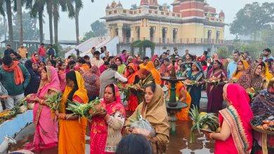 Photo of सूर्य भगवान को अर्ध्य देकर महिलाओ ने किया महापर्व छठ पूजा का समापन