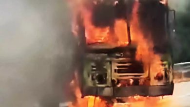 Photo of यमुना एक्सप्रेस-वे पर चलती गाड़ी बनी आग का गोला, सवारियों ने कूदकर बचाई जान