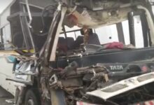 Photo of टूरिस्ट बस ने ट्रक को मारी टक्कर 10 यात्री घायल