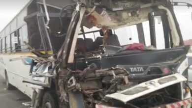 Photo of टूरिस्ट बस ने ट्रक को मारी टक्कर 10 यात्री घायल