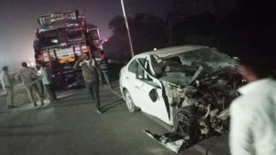 Photo of जौनपुर लाइन बाजार में कार—ट्रक की टक्कर में कार क्षतिग्रस्त, तीन घायल