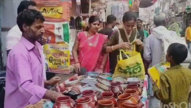 Photo of करवा चौथ में रही बाजारों में रौनक पति-पत्नी ने की जमकर खरीददारी
