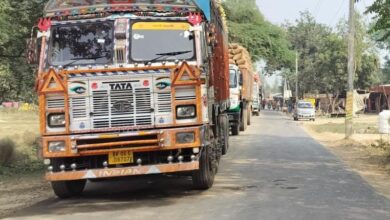 Photo of सड़क पर खड़े धान लदे ट्रकों से रोजाना लगता है डेढ़ किलोमीटर जाम