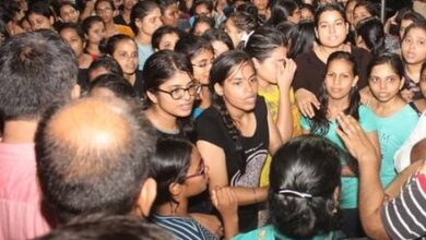Photo of IIT-BHU की छात्रा से छेड़छाड़ के बाद गुरुवार को स्टूडेंट्स का फूटा गुस्सा