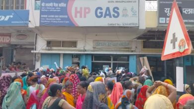 Photo of महिलाओं ने सिकंदरपुर कस्बा के गैस एजेंसियों पर किया हंगामा
