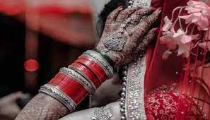 Photo of मडंप में गिरने पर दुल्हन ने शादी से कर दिया इंकार…