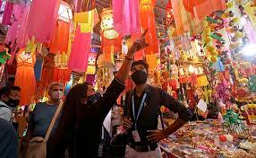 Photo of बाजारों में दिखाई देने लगी खुशियों व रोशनी का त्यौहार दीपावली की रौनक