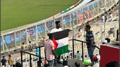 Photo of ईडन गार्डन्स स्टेडियम में पाकिस्तान-बांग्लादेश क्रिकेट मैच के दौरान कुछ लोगों ने फलस्तीन का फहराया झंडा