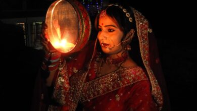 Photo of धूमधाम से सुहागिन महिलाओं ने मनाया करवा चौथ, चांद देख तोड़ा व्रत