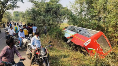 Photo of बाइक सवार को बचाने में पलटी रोडवेज की बस,एक घायल