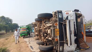 Photo of टायर फटने से मौरंग से भरा ट्रक पलटा, चालक केबिन में फंसा