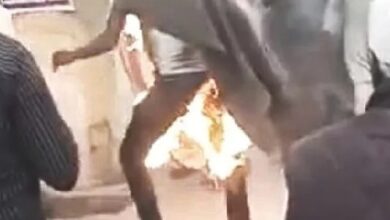 Photo of विधवा महिला के शादी से इनकार करने के बाद युवक ने महिला थाने के बाहर खुद को लगा ली आग