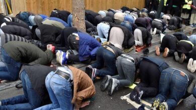 Photo of फ्रांस के सबसे बड़े एयरपोर्ट चार्ल्स डी गॉल के टर्मिनल टू बी में लगभग 30 मुस्लिम यात्रियों के समूह ने 10 मिनट तक अदा की नमाज