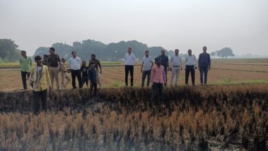 Photo of खेतों में पराली जलाने वाले तथा कम्बाईन हार्वेस्टर के खिलाप हुई कार्यवाही