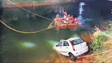 Photo of कर्नाटक के मांड्या में पांडवपुरा जिले के पास नहर में एक कार गिरने से पांच लोगों की मौत