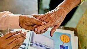 Photo of राजस्थान: बुजुर्ग और दिव्यांग मतदाताओं ने किया घर बैठे मतदान…