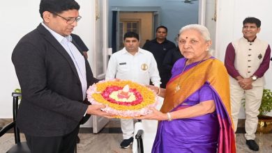 Photo of दीपावली पर राज्यपाल ने राजभवन के चतुर्थ श्रेणी कर्मियों को दिए उपहार