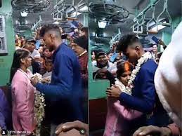 Photo of चलती ट्रेन में एक लड़के ने लड़की से रचाई शादी….