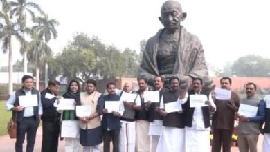 Photo of निलंबित सांसदों समेत विपक्षी सांसदों ने संसद में गांधी प्रतिमा के सामने किया विरोध प्रदर्शन