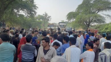 Photo of बारात निकासी के दौरान ट्रक ने बच्ची को रौंदा, गुस्साए ग्रामीणों ने राठ-हमीरपुर हाईवे किया जाम
