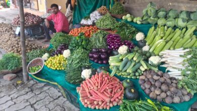 Photo of हरी सब्जियों से पटा पड़ा बाजार, रुला रहा प्याज