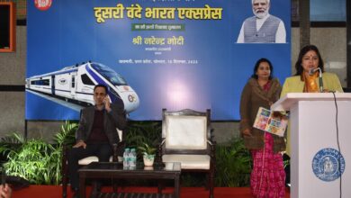 Photo of केंद्रीय मंत्री मीनाक्षी लेखी ने सोमवार को वाराणसी से वंदे भारत ट्रेन किया स्वागत