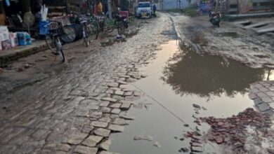 Photo of सड़क पर जलभराव होने के कारण राहगीरों को हो रही निकलने में परेशानी