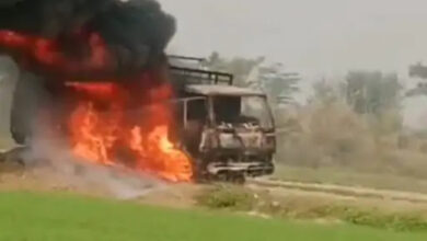Photo of जौनपुर हाई टेंशन करंट की चपेट आने से चालक समेत डीसीएम वाहन जलकर खाक