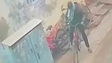 Photo of कैमरे में कैद हुई चोर की करतूत, छात्र की साइकिल चोरी का वीडियो वायरल