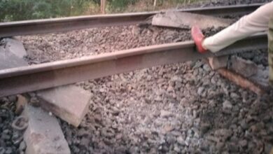 Photo of टल गया बड़ा हादसा…..ट्रेन गुजरती तो… झारखंड में नक्सलियों ने रेलवे ट्रैक को बम से उडा़या