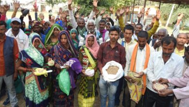 Photo of मौरंग मिला खाद्यान्न मिलने से नाराज ग्रामीणों ने कलेक्ट्रेट में किया प्रदर्शन