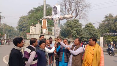 Photo of भाजपाइयों ने फूंका राहुल गांधी का पुतला