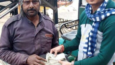 Photo of रास्ते में पड़ा मिला रुपयों से भरा झोला, युवक ने मालिक तक पहुंचाया