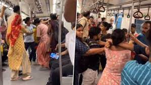 Photo of दिल्ली मेट्रो में महिलाओं के बीच मारपीट का वीडियो वायरल